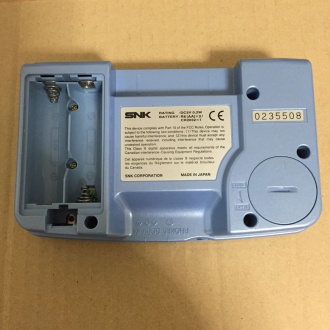 筐体背面。電池右下のY字ネジに注意。向かって右側の3本と電池ボックス内の2本はプラスネジ