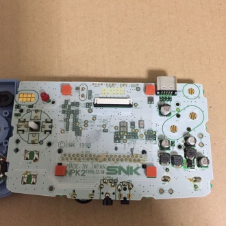 基盤。中央上部の白いコネクタに液晶がつながる