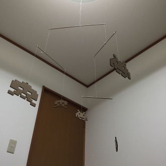 蛍光灯が灯った室内
