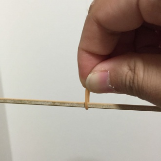 輪ゴムでバランスを取っている様子