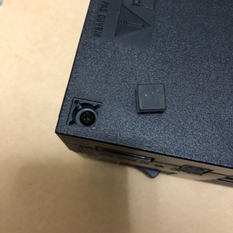 プレステ2 底面のゴム足を外した状態