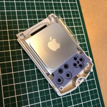 ビジュアルメモリ前面筐体とiPod nano