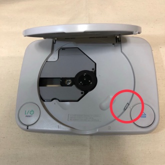 PSone、ディスクカバーを開けた状態