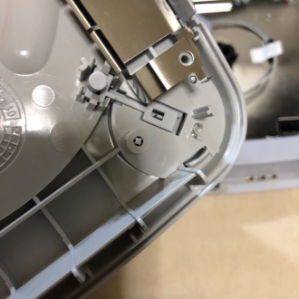 本体上側パーツの裏面 イジェクトボタン部分