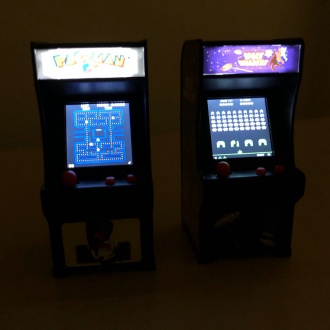 TINY ARCADE パックマンとスペースインベーダー マーキー点灯時